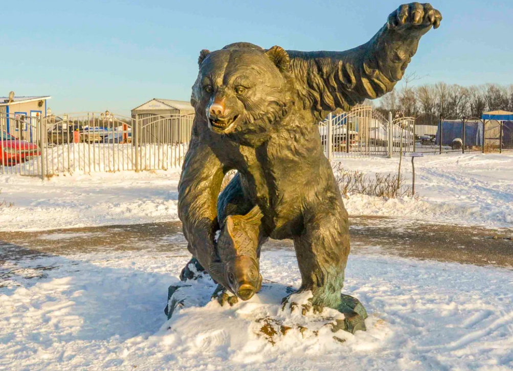 Медведь ярославль. Ярославль парк с медведем. Парк тысячелетия Ярославль медведь. Памятник медведю в Ярославле парк 1000 летия. Скульптура медведя в Ярославле.