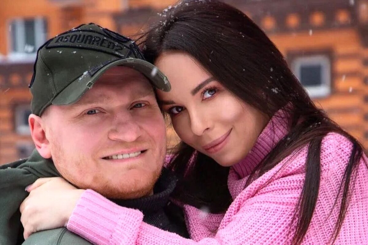     «Мы расписались, когда Алиска была в животике»: онкобольной Сергей Сафронов в годовщину свадьбы раскрыл личный секрет