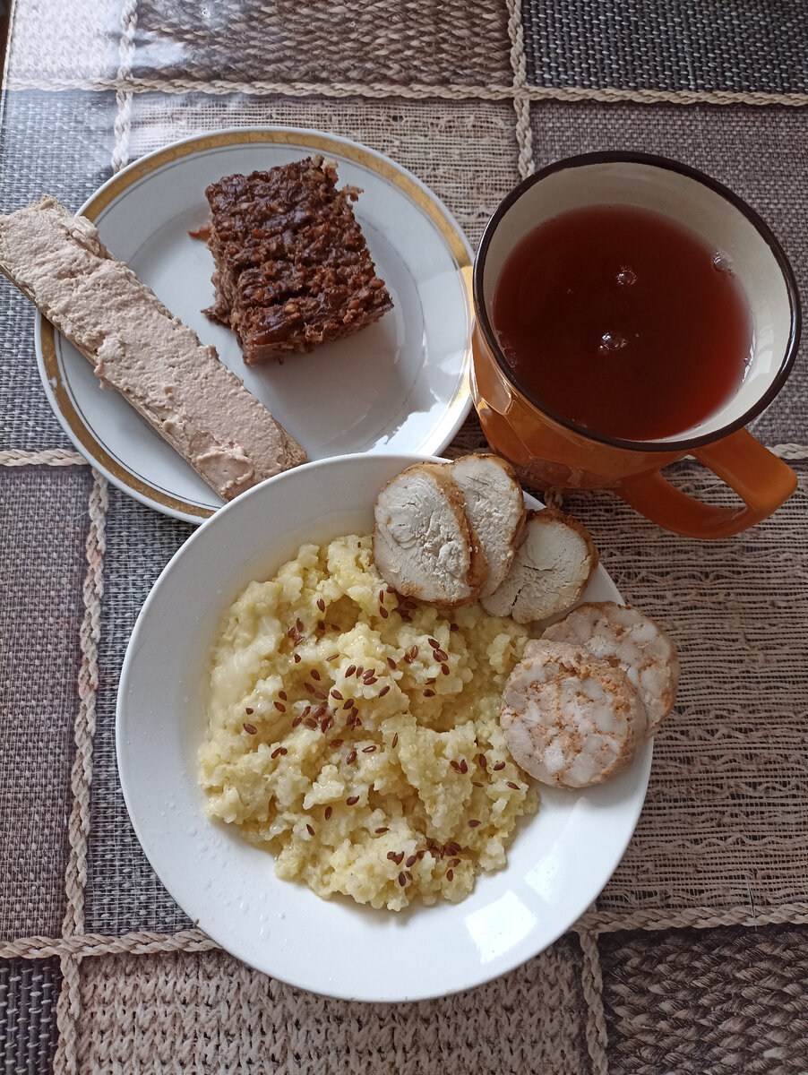 Пшенная каша, ветчина, пастрома, хлебец с печень трески. 