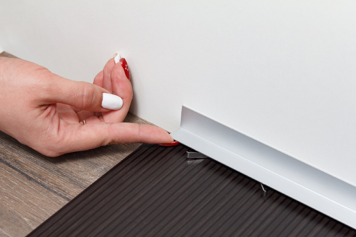 Неплинтус легко установить, маникюр не пострадает!