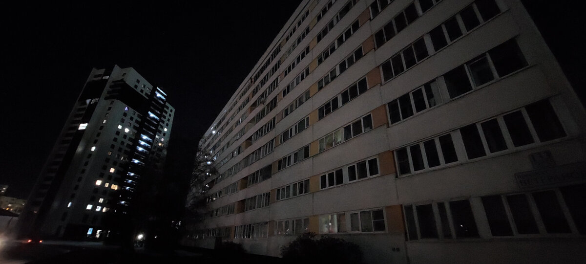 Причём в соседней новостройке все в порядке, светится себе на всю округу...