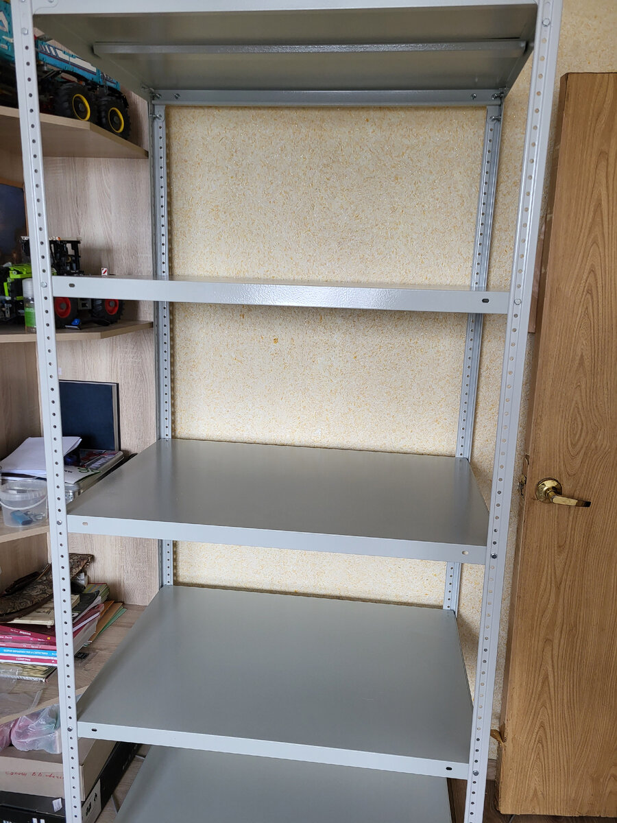 Стеллаж смонтирован и винтики затянуты. Почти не качается, и диагонали не нужны. В статье использованы фото автора 