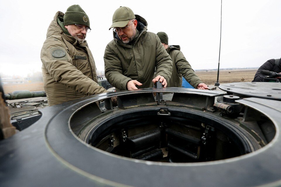     Украинские политики премьер-министр Шмыгаль и глава Минобороны Резников у танка "Леопард 2" в Польше.  REUTERS