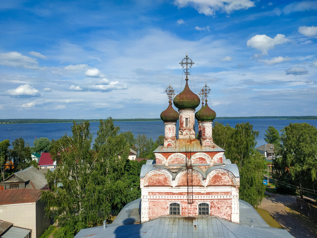 5 июля 2020. Вид с колокольни Троицкого собора на сам Троицкий собор (краеведческий музей) и озеро Селигер 