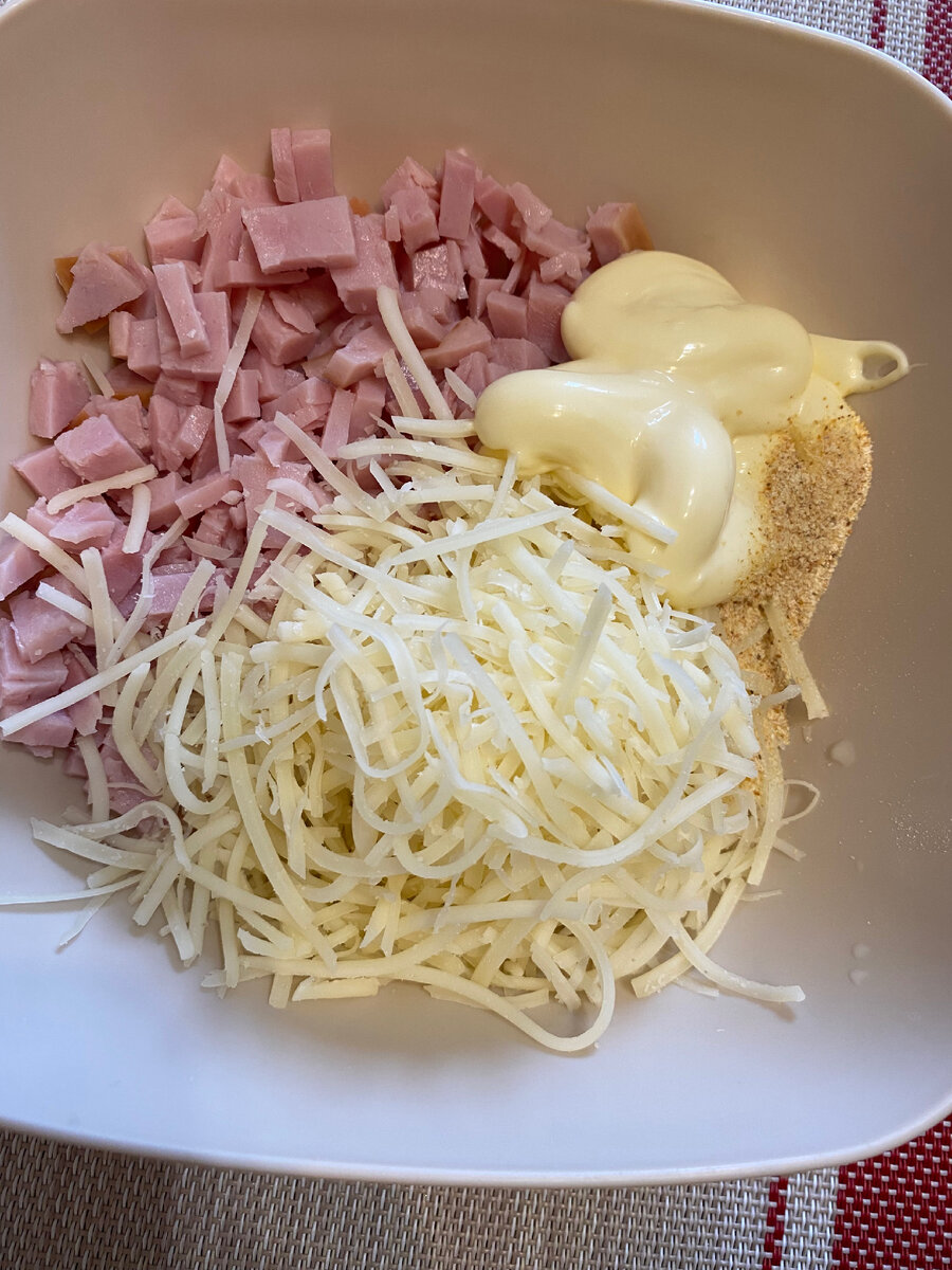 Ветчина, сыр, майонез, сушёный чеснок. Все смешать.