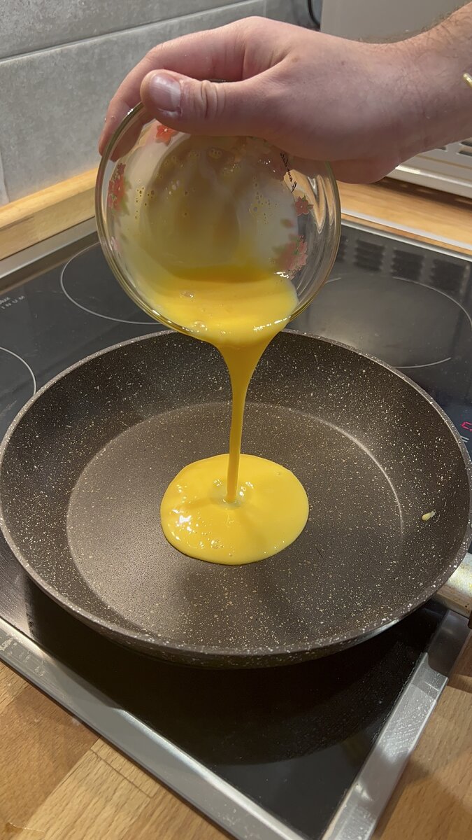 Равномерно распределяем желток по сковороде. 