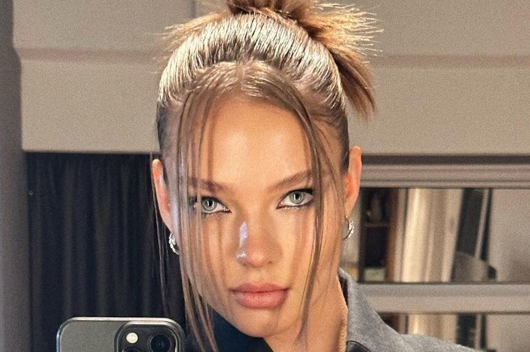     Роковая невеста в кружевах и боди: Алеся Кафельникова вышла на подиум в Париже