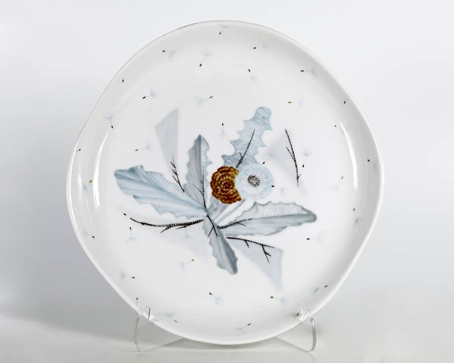 Поднос из сервиза «Одуванчик». 1961 год, ЛФЗ. Автор формы Яковлева Серафима Евгеньевна, автор росписи Безпалова-Михалева Тамара Николаевна