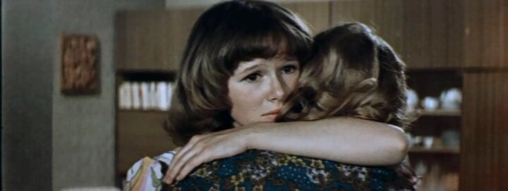 У Павла Любимова есть мой любимый фильм «Женщины» - такой вот каламбур. Как будто и не фильм вовсе, а история женщин, которые вот так жили, вот такое пережили.-2