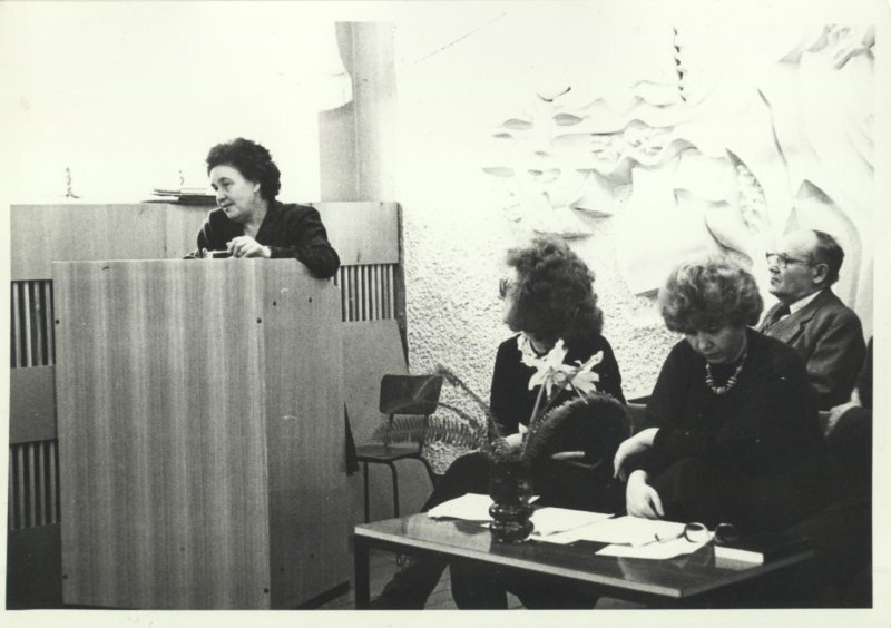 Учредительная конференция краеведов г. Братска - 21.03.1991 г. Выступает Ступак Галина Ефимовна - заведующий городским архивом. Фото из фондов БГОМ истории освоения Ангары с сайта Госкаталог (https://goskatalog.ru/portal/#/collections?id=38556300)