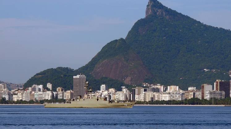    estrategiaglobal.blog.br Иранский иранский легкий фрегат Dena в бухте Байя-де-Гуанабара в Рио-де-Жанейро, Бразилия