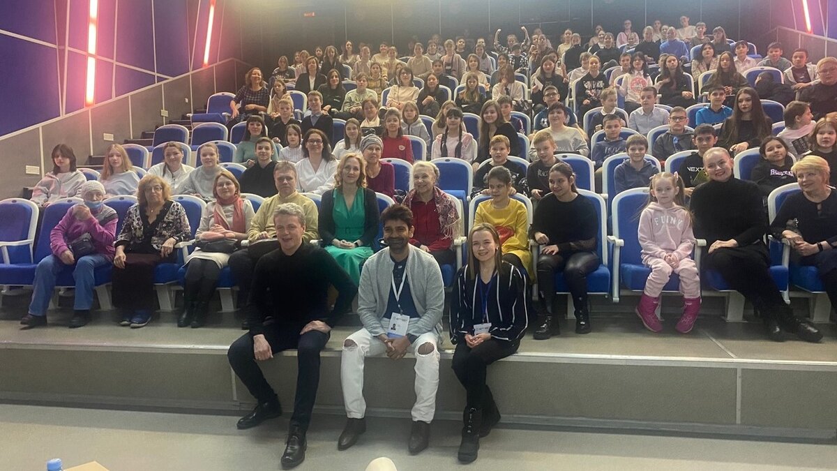    Индийскому продюсеру в Нижневартовске подарили банку брусничного варенья
