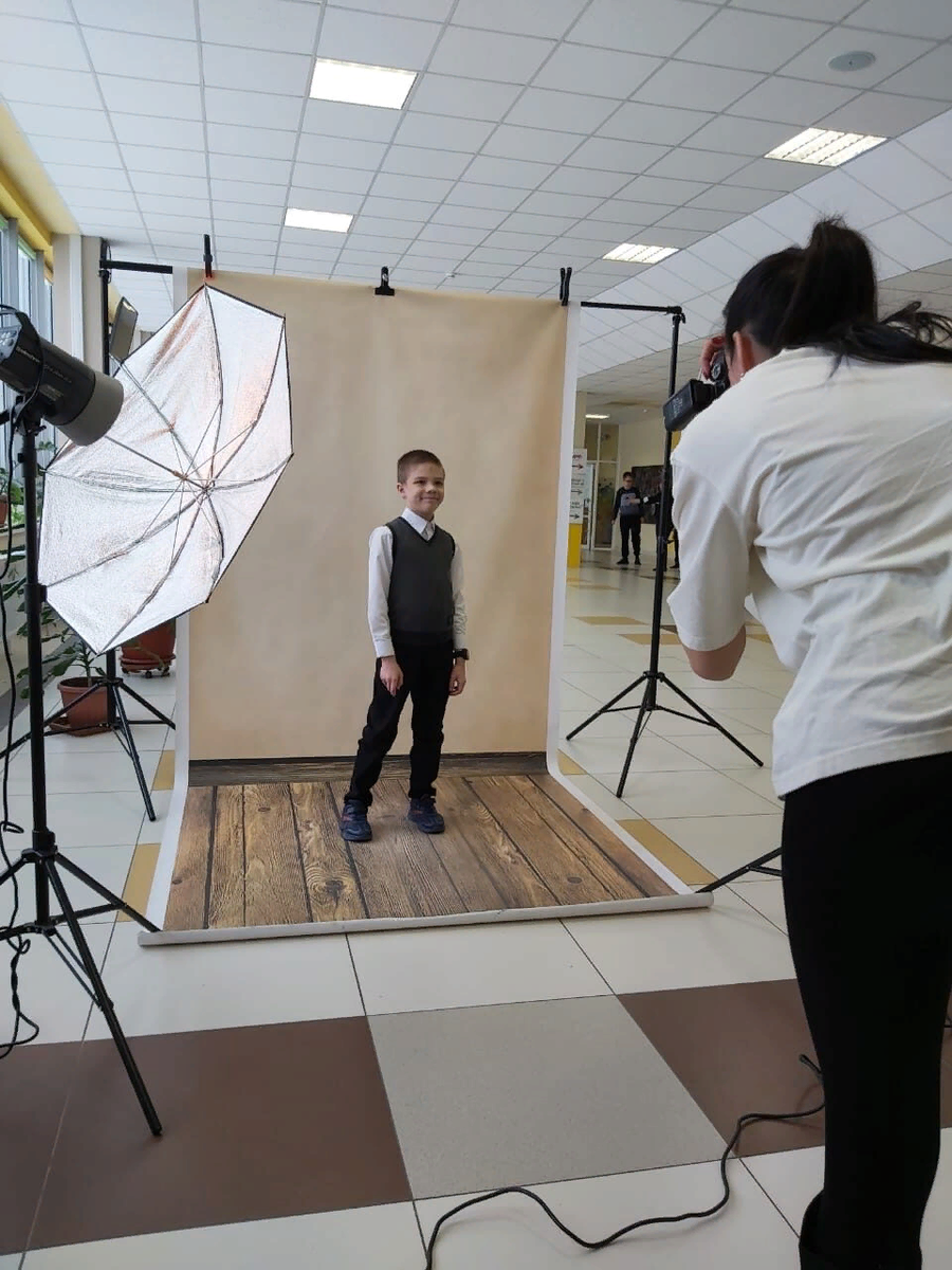 Серёга на фотосессии. В классе решили сделать выпускной фотоальбом этого года, для этого всем нужно красиво сфотографироваться.