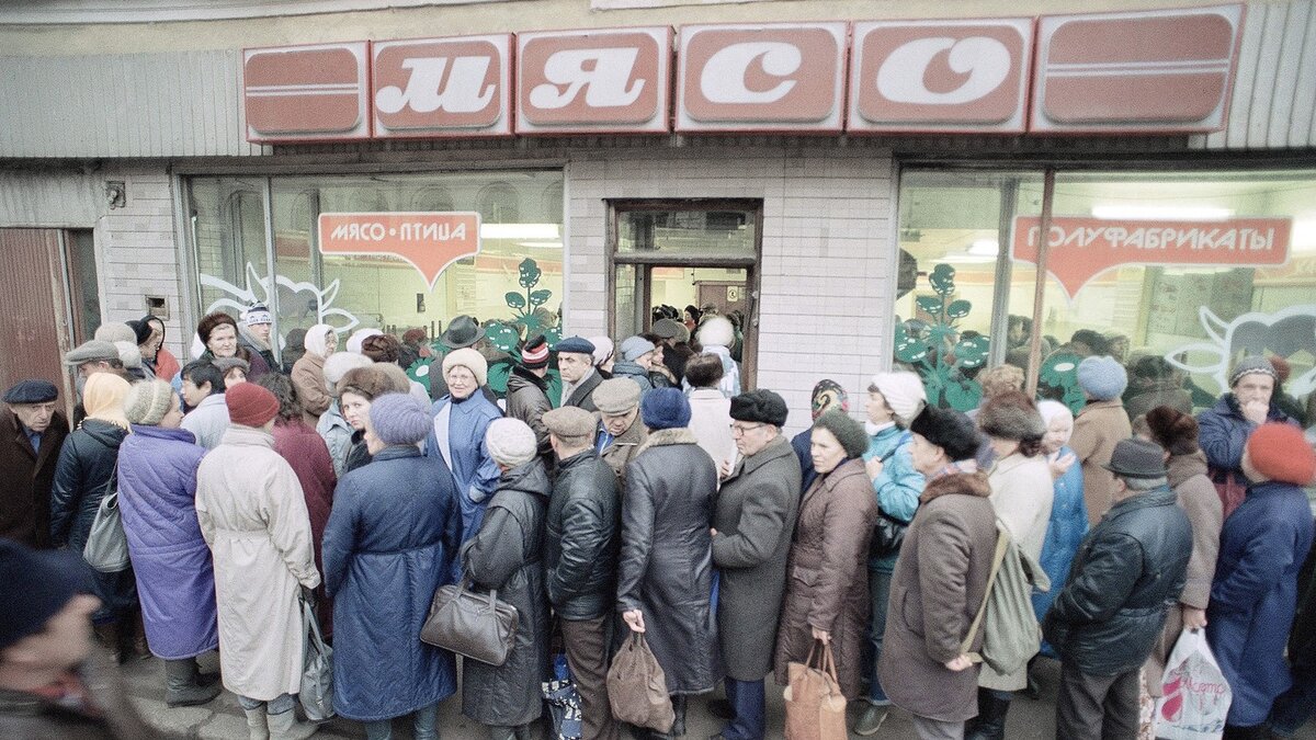 Очередь в мясной магазин. Москва, 4 декабря 1990 года. Источник: mk.ru
