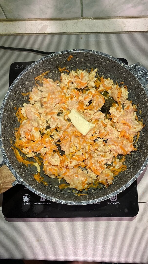 затем отправляем фарш, у меня куриный. Вы же можете использовать любой. после фарша добавляем сливочного масла для сливочного вкуса. обжариваем минуты 3-4 после обжарки