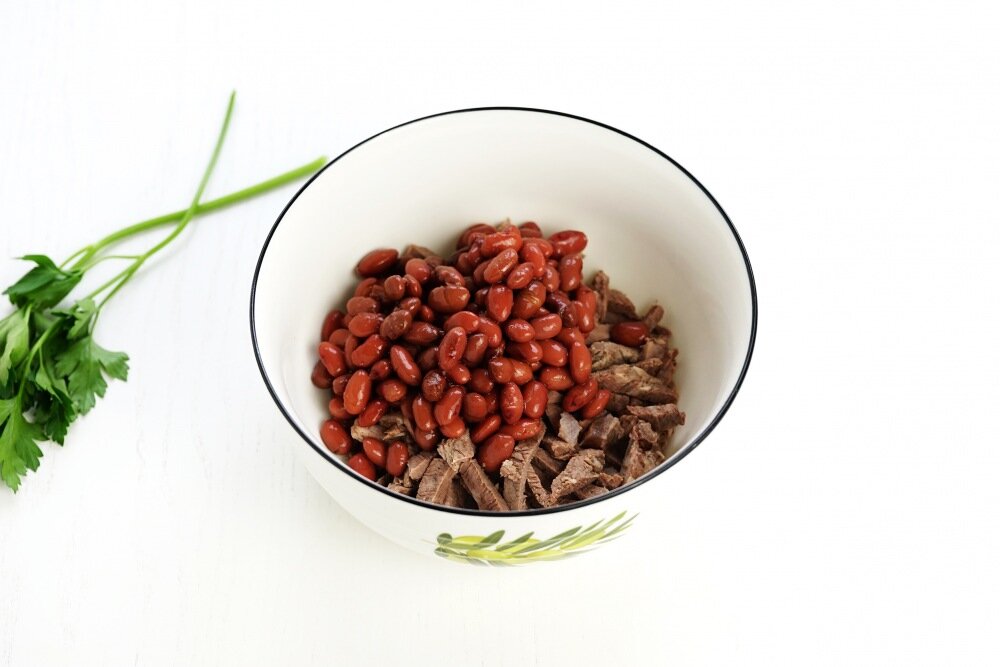 салат с говядиной и фасолью. фасоль с говяжьим сердцем. салат из говядины и красной фасоли. куриные сердечки с фасолью. салат мексиканский с фасолью говядиной.