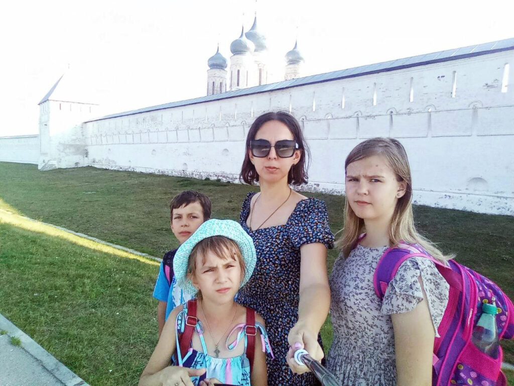 Семья широковых. Попков владимир муром. Артемий широков родители. Фотосессия новый год семейная сергиев посад. Семья широковых.