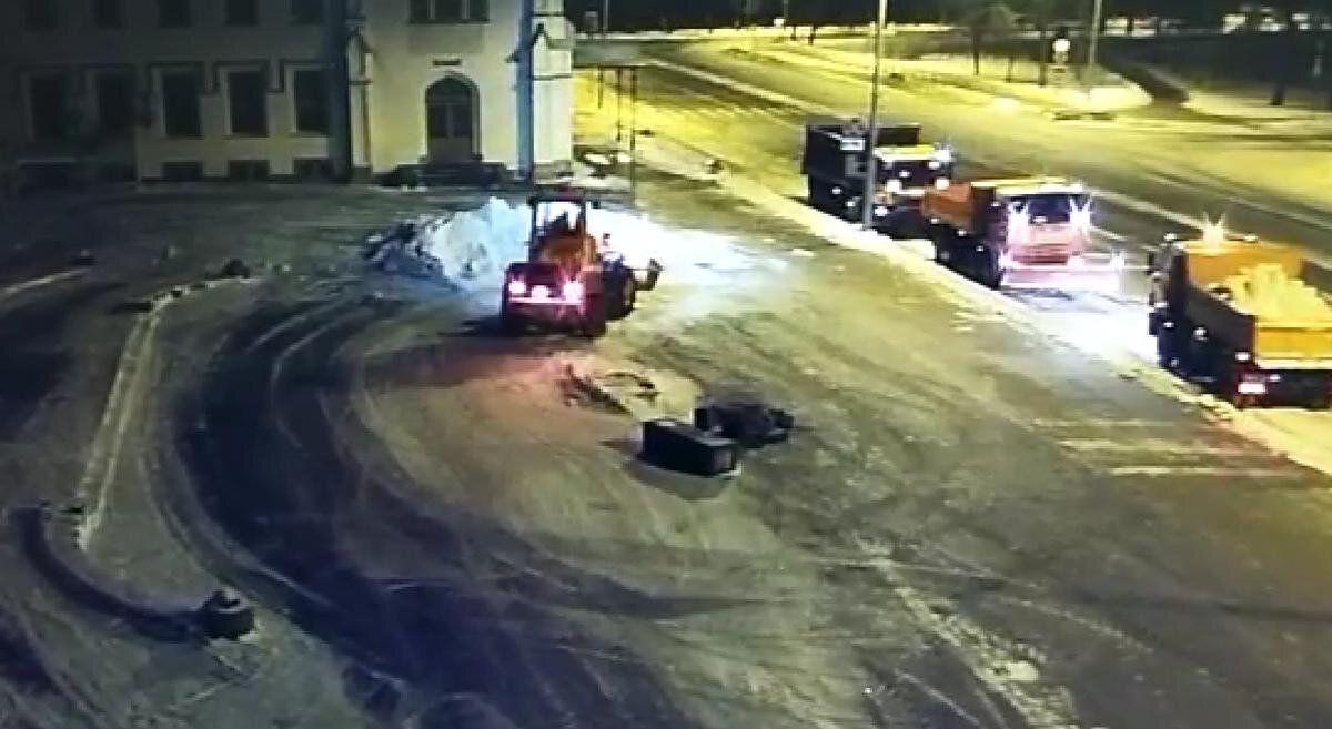 Упавший памятник. Скриншот: видео ДТП И ЧП