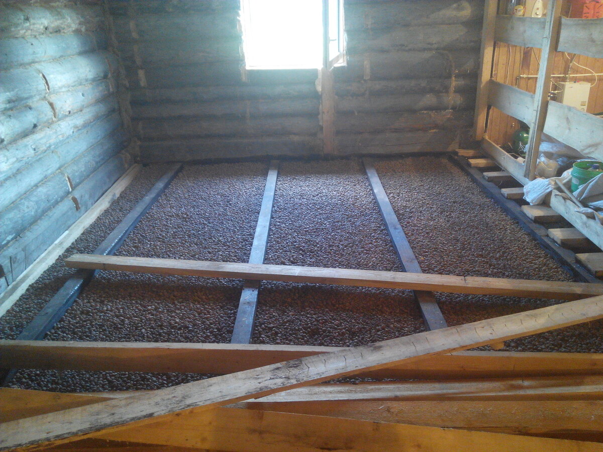 Черновой пол в деревянном доме. Черновой пол. Утепление пола каркасника. Утеплитель для пола в бане. Утеплить пол снизу дома на сваях.