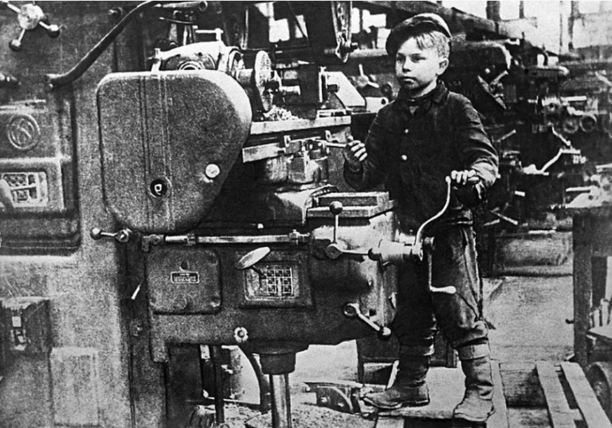 Фотография пермского 12-летнего фрезеровщика Вали Кускакина  
