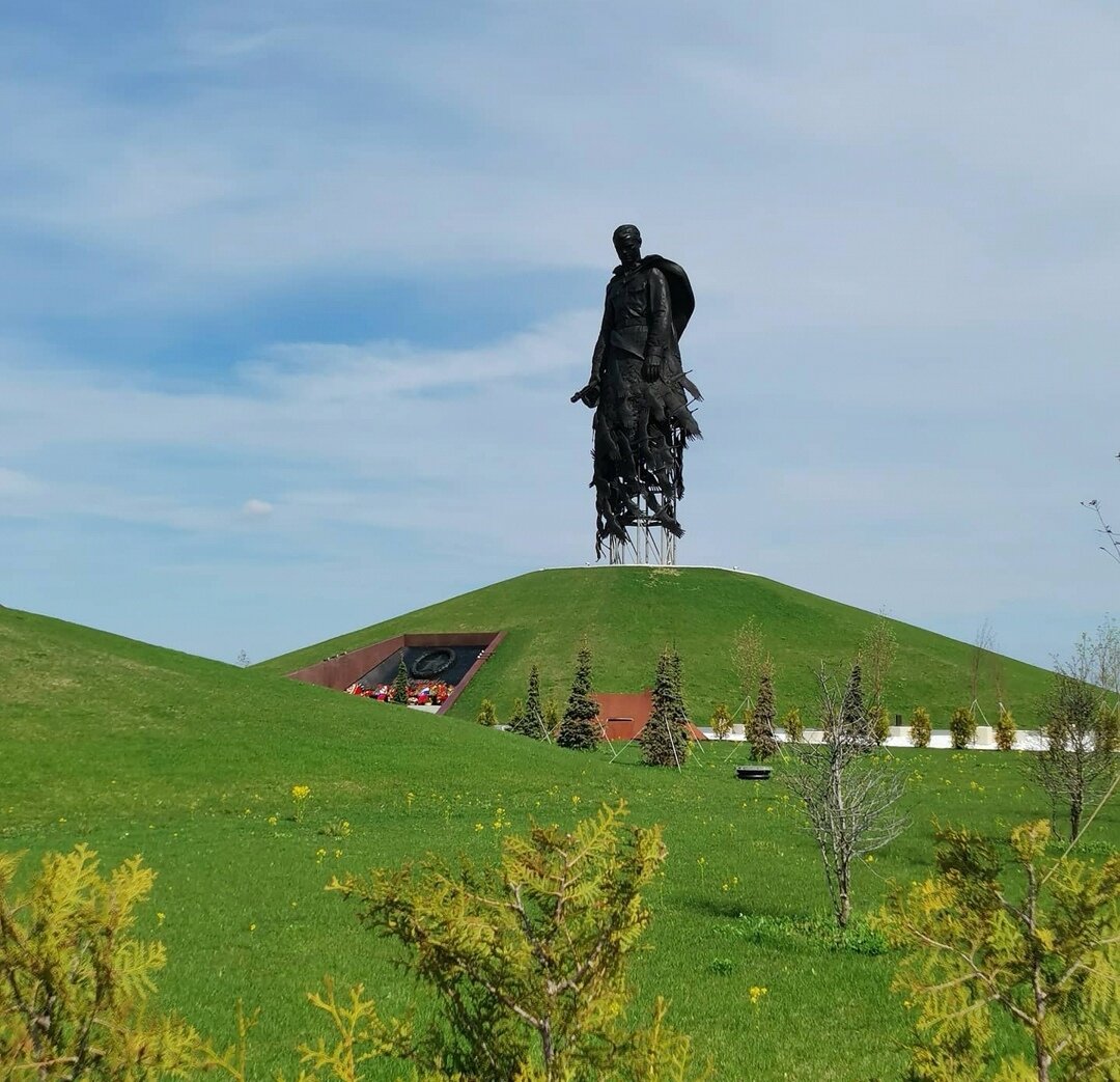 Под Ржевом от крови трава на века порыжела,
Под Ржевом поныне шальные поют соловьи,
О том, как под Ржевом, под маленьким городом Ржевом,
 Великие, долгие, тяжкие были бои..
А ныне в долине колышется хлебное поле,
А ныне в долине снимают тройной урожай,
А там под землею в три слоя, в три слоя, в три слоя —
солдаты, солдаты, солдаты России лежат...