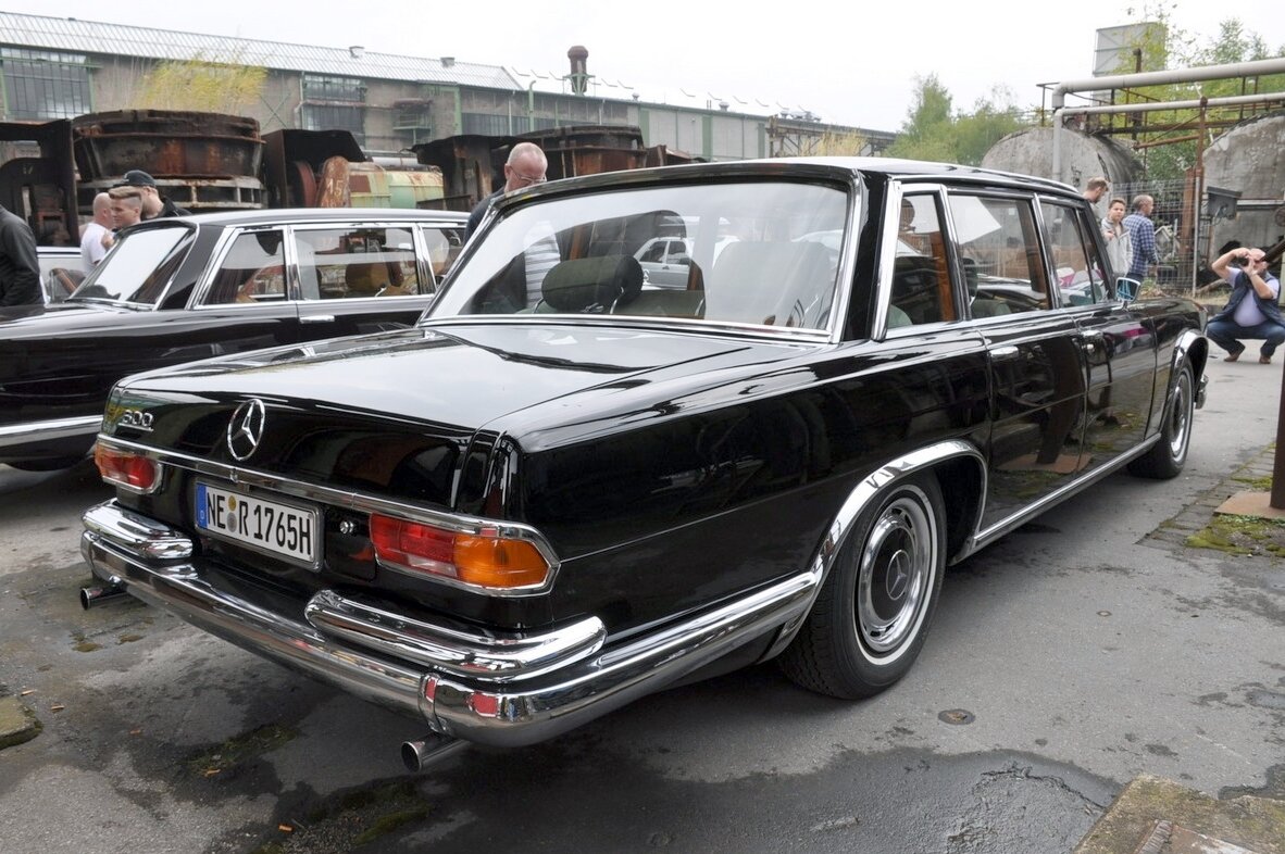 Факт 1. Mercedes-Benz 600 изготавливали с 1964 (предсерийные экземпляры - с 1963) по 1981 год. Таким образом, на производстве серия W100 провела долгие 17 лет. Это по-прежнему является рекордом для седанов немецкой компании. Причем родстер Mercedes-Benz SL (R107, 1971-1989) превзошел данный результат всего на год. Ну а если брать "абсолютный зачет" техники, формально входящей в легковую линейку Daimler AG, то здесь неоспоримым здесь является G-класс. Конкретно серия W463 в первом поколении выпускалась 29 лет, c 1989 по 2018-й...