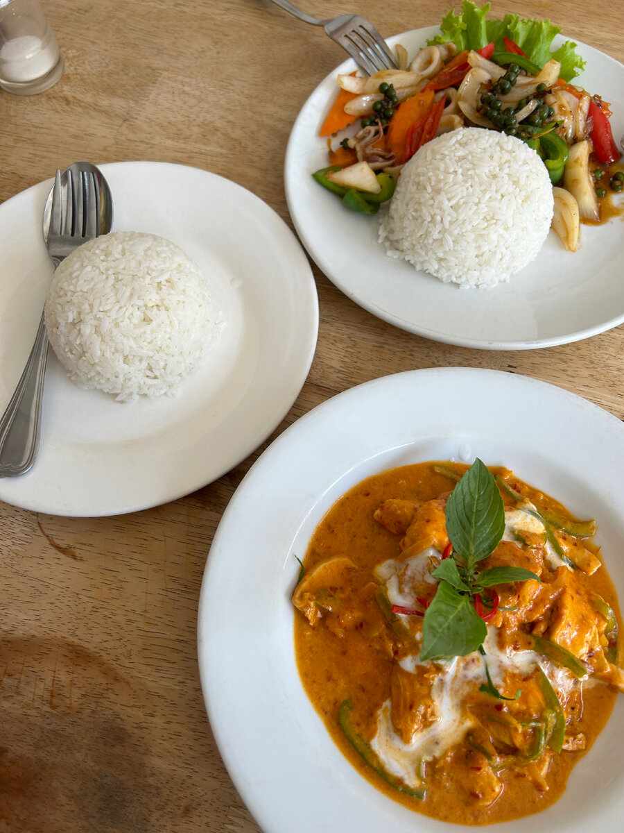 Обед за 400 рублей на двоих в Сиемрипе, Камбоджа. 