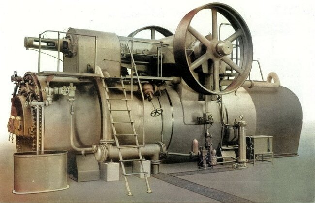 Локомобиль фирмы Вольф (Магдебург). Расходовал 10-12 куб. м дров в сутки. Два маховых колеса диаметром 2,6 м каждый соединялись при помощи ремней с генератором тока.