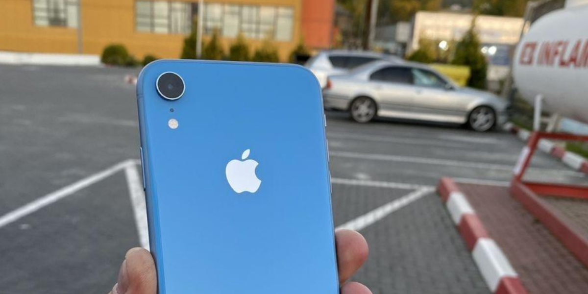    iPhone XR в похожем голубом цвете