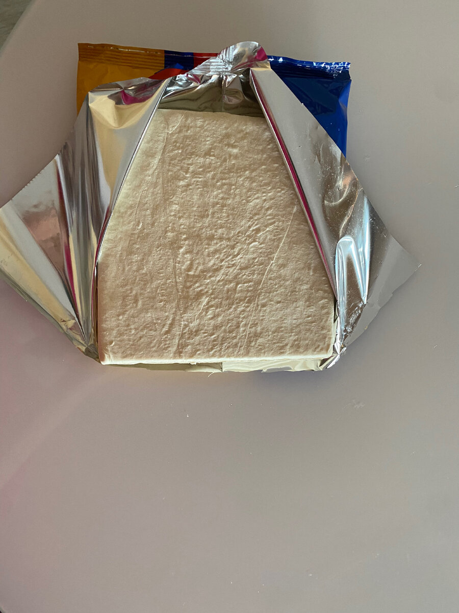 для начала размораживаем тесто, так же если лень ждать, можно поставить его в микроволновку на разморожение, обязательно на разморожение, иначе оно приготовится!!