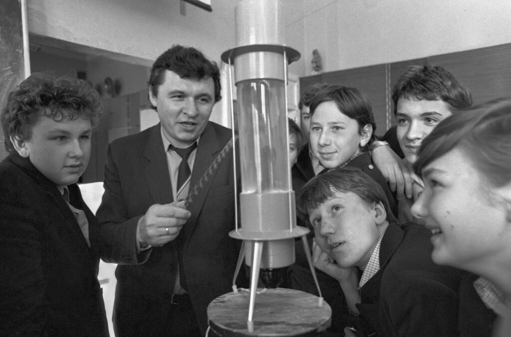 Лабораторная требует подготовки. Причем совместной. Преподаватель А.П. Орехов, Москва, 1985. Фото: Павел Максимов / ТАСС