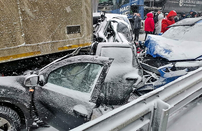    Новгородская область. Автомобили, пострадавшие в результате массового ДТП из 32 машин на федеральной трассе М11.ОГИБДД МО МВД России «Новгородский»/ТАСС