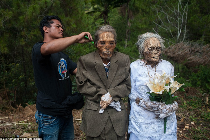 Внук ухаживает за дедушкой и бабушкой.  Трогательно