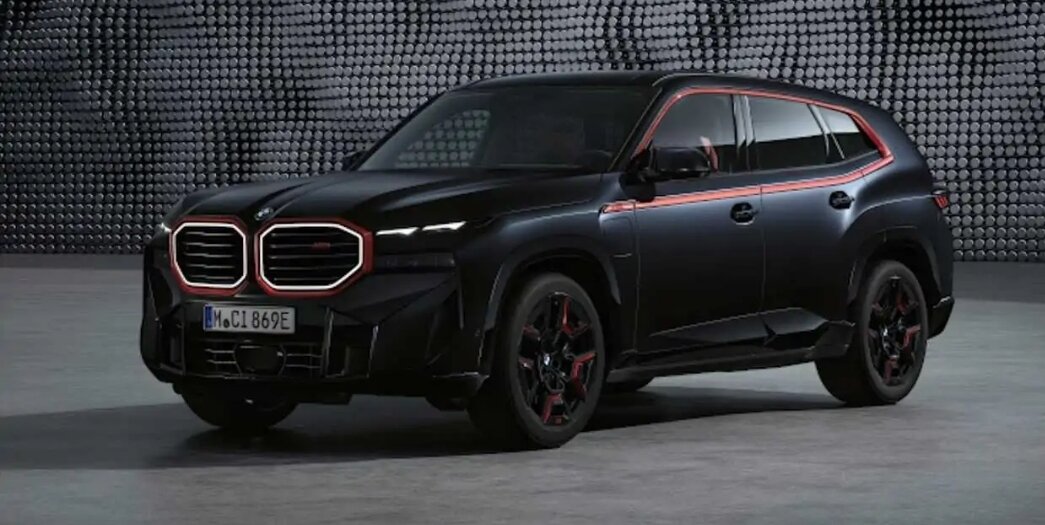 BMW XM уже начал свое производство, но новинка линейки, XM Label Red, появится позже в этом году. Официальный дебют внедорожника ultimate M намечен на осень 2023 года. В прошлом году мы видели официальный анонс XM Label Red. И если вы относитесь к числу тех, кого взволновало это открытие, вы были бы рады узнать, что BMW уже открыла список ожидания для XM Label Red на своем веб-сайте для клиентов в Германии. Баварской компании потребуется всего лишь несколько стандартных сведений, чтобы начать процесс получения вашего слота для модели XM с ограниченным тиражом.