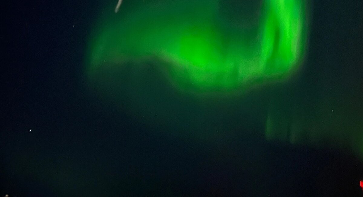 Вот наше северное сияние. Было вчера. Такого же цвета, только в форме шара, мы увидели это явление в тот день.