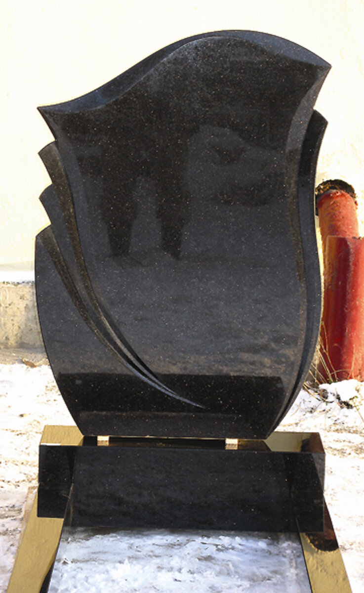 В наше время изготовление надгробий является целым искусством. На протяжении долгого времени технологии изготовление надгробий улучшались. Сейчас их изготавливают из мрамора и гранита, а также ряда других материалов.