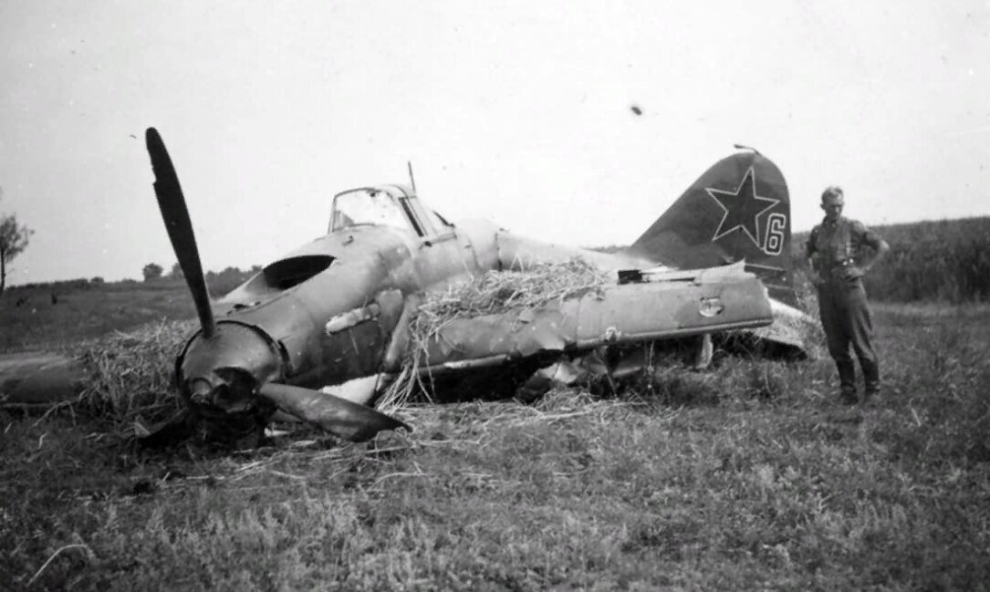 Советский истребитель сбил. Подбитый самолет ил2. Сбитый ил 2. Ил-2 1943. Ил 2 1943 года.