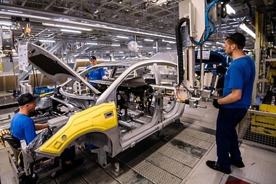    Рабочие на сборочном конвейере завода Hyundai Motor Manufacturing Rus ©Алексей Даничев РИА Новости