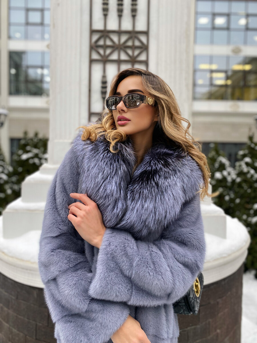 Голубая норковая шуба с капюшоном из меха чернобурки 