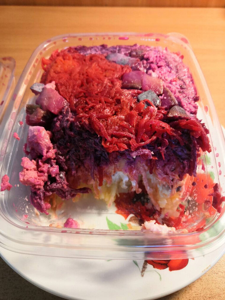    Вся селедка в салате оказалась сверху