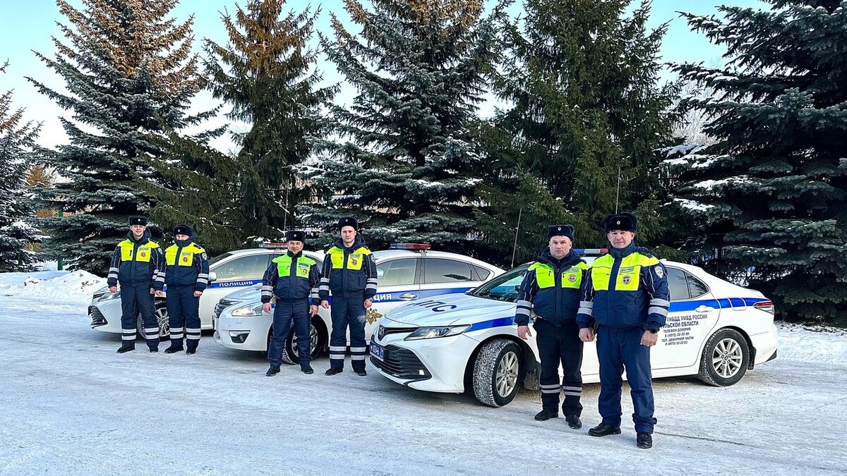 Патруль ДПС помог автомобилисту выбраться с заснеженного поля | Вести Тула  | Дзен