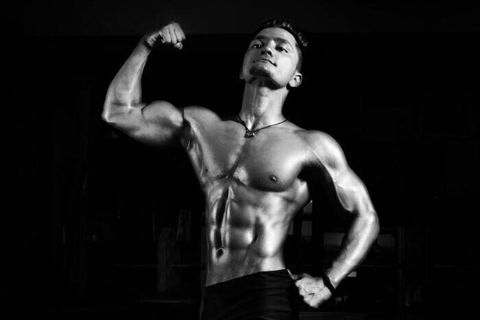     Почему мужчины оголяют торс: где это можно делать, а где - не стоит