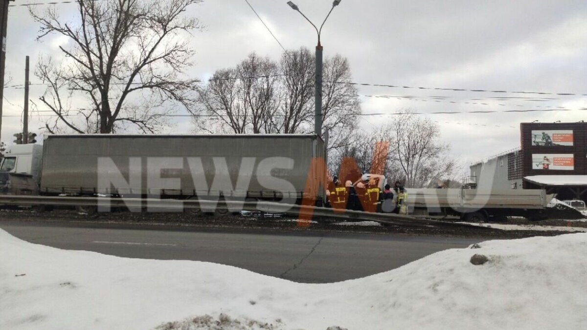     ДТП с участием двух грузовых автомобилей произошло сегодня днем на Московском шоссе, 306 в Нижнем Новгороде. Авария спровоцировала огромную пробку на одной из крупнейших дорог города.