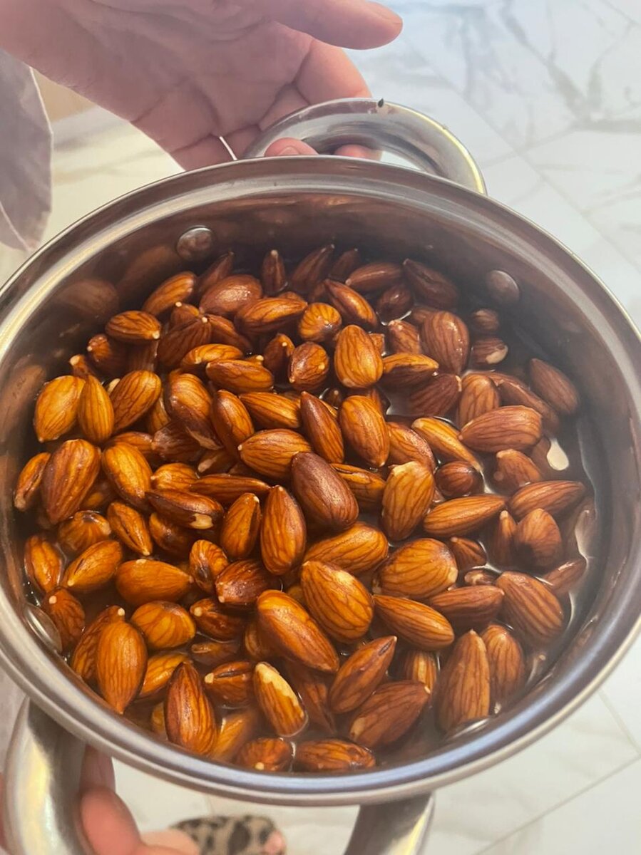 Нам понадобится :
-Миндаль  500гр
- Вода 
-Лимон (сок) - примерно 100гр (10 ст.ложек)
