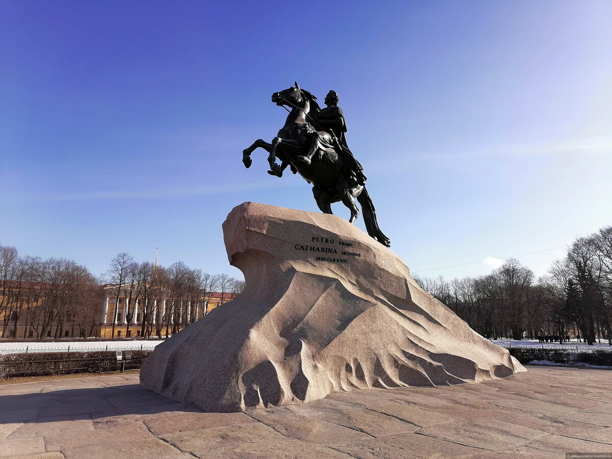 В прошлый раз я попал к памятнику, когда тот был на реставрации. Теперь же вижу его в лучах яркого низкого солнца © Алексей А.