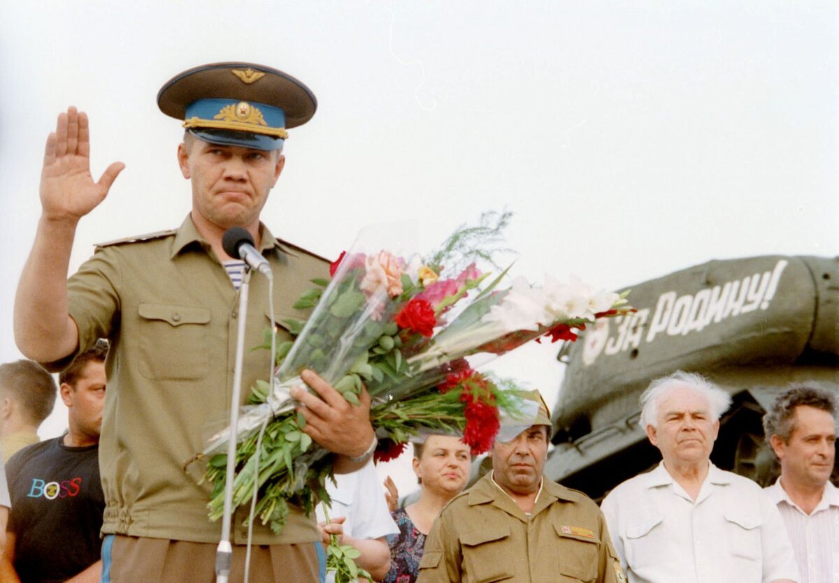    Генерал А. Лебедь на митинге памяти жертв войны в Приднестровье. 1992 год © Альберта Симановского/ИТАР-ТАСС
