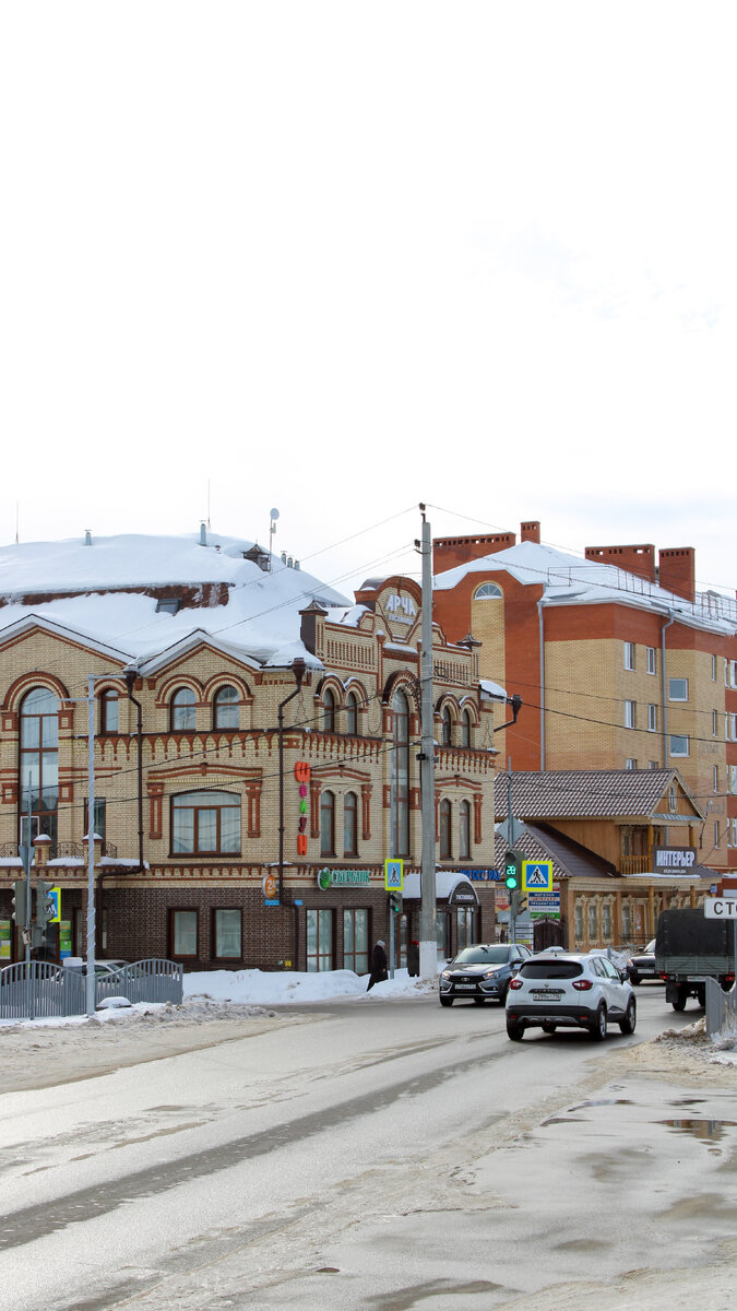 Площадь Свободы и гостиница Арча