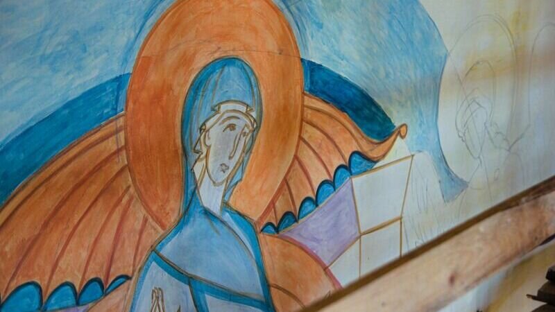     На протяжении месяца в алтарной части верхнего храма Спасо-Преображенского кафедрального собора велись подготовительные работы перед началом росписи стен этого величественного сооружения.