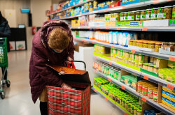 

Продукты питания, предлагаемые на рынке, имеют наценку более 90%. Это было создано Национальной координационной группой с целью мониторинга и контроля цен на продовольствие.

Комиссия по защите прав потребителей обнаружила 452 нарушения в 471 инспекции цен на продукты питания в коммерческой сети. Об этом сообщил исполняющий обязанности вице-премьера Христо Алексиев, который совместно с министрами сельского хозяйства, экономики и промышленности представил результаты анализа развития цен на основные продукты питания.

200 выявленных нарушений являются коммерческой практикой, заявил председатель Комиссии по защите прав потребителей Стоил Алипиев.

Среди наиболее распространенных недобросовестных коммерческих практик:

Ложные объявления, такие как "сегодня только по этой цене" или "самая низкая цена"

Несоответствие между ценой этикетки продукта и ценой оформления заказа

Недостающий товар, рекламируемый по низкой цене в брошюре, которая привлекла потребителей к определенной цепочке

Расхождения в весе продуктов

Ложная информация на этикетке о том, что данный продукт является болгарским производством

В рамках совместных инспекций ответственных учреждений Агентство по безопасности пищевых продуктов провело 333 инспекции и выявило 32 нарушения. NRA приняла участие в 340 проверках, по которым был совершен 71 акт нарушения.

Решением премьер-министра Галаба Донева вчера была создана Национальная координационная группа для мониторинга и контроля цен на продовольствие. В рамках подразделения была разработана методология мониторинга и контроля формирования цен на продукты питания от производителя к стенду. Также определены несколько стран, с которыми можно сравнить цены на продовольствие.

Результаты анализа до сих пор вызывают беспокойство, прокомментировал вице-премьер Христо Алексиев.

"Существует ряд недобросовестных торговых практик. Возникают сомнения в слишком высокой прибыли в ущерб правам населения. Я хочу четко заявить, что мы не объявляем войну торговым цепочкам, мы не хотим вести войну, но как страна мы обязаны защищать интересы потребителей и людей и следить за тем, чтобы доход не был отнят у наиболее уязвимых групп. Мы также не намерены вмешиваться в продовольственный рынок! Если кто-то изобразит это как таковое, я могу сказать, что это неправда", - отметил Алексеев.

Проверки цен будут продолжены с целью превращения их в постоянный мониторинг, добавил Алексеев.

"На данный момент кривая инфляции снижается, и это хорошо видно. Кривая питания поднимается. Это заставляет нас принять все эти меры", - добавил он.

Также готовятся изменения в законодательстве, направленные против переоценки.

"На данный момент это законно. В этом месяце проверок мы обнаружили ряд вещей, которые вы видите. Это небольшая часть из них - отсутствует законодательство, недостаточно прозрачности, и в Болгарии цены очень часто расходятся с западными моделями", - отметил министр сельского хозяйства.

В ближайшие недели будет введен в эксплуатацию веб-сайт, который покажет ценовую маржу продукции от производителя до торгового стенда.

Три министра также представят информацию о действиях, предпринимаемых в настоящее время учреждениями по этому вопросу.