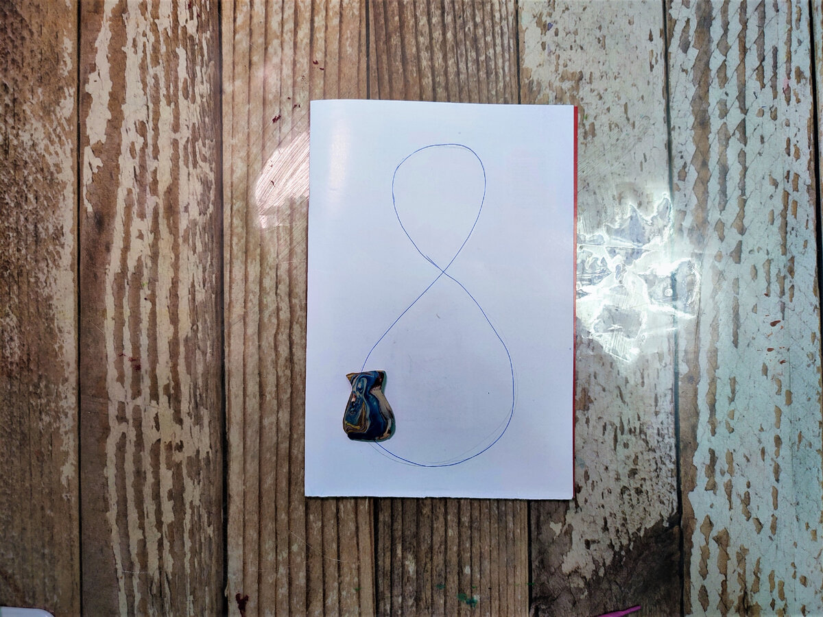 Цифра "8" и готовая вазочка для цветов